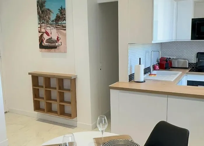 Nouveau ! Au Centre De Juan, Climatise Renove Confort A 2 Minutes Des Plages