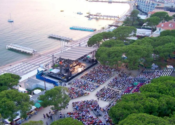Nouveau ! Au Centre De Juan, Climatise Renove Confort A 2 Minutes Des Plages